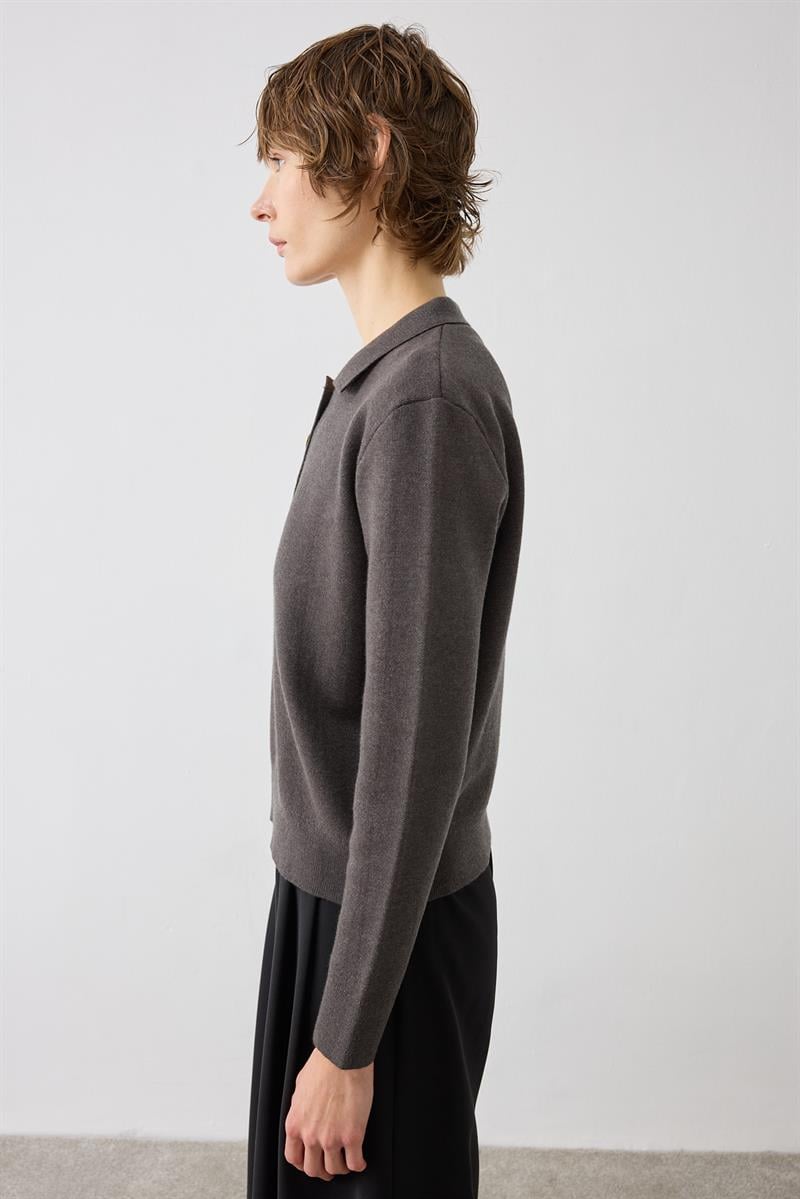 NOVITA VISCOSE COLLARED KNIT SWEATER GRAY