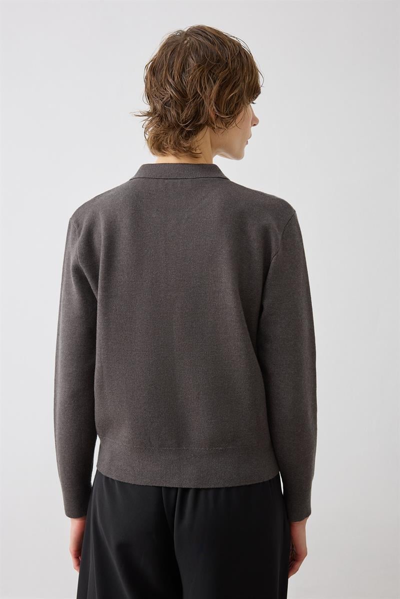 NOVITA VISCOSE COLLARED KNIT SWEATER GRAY