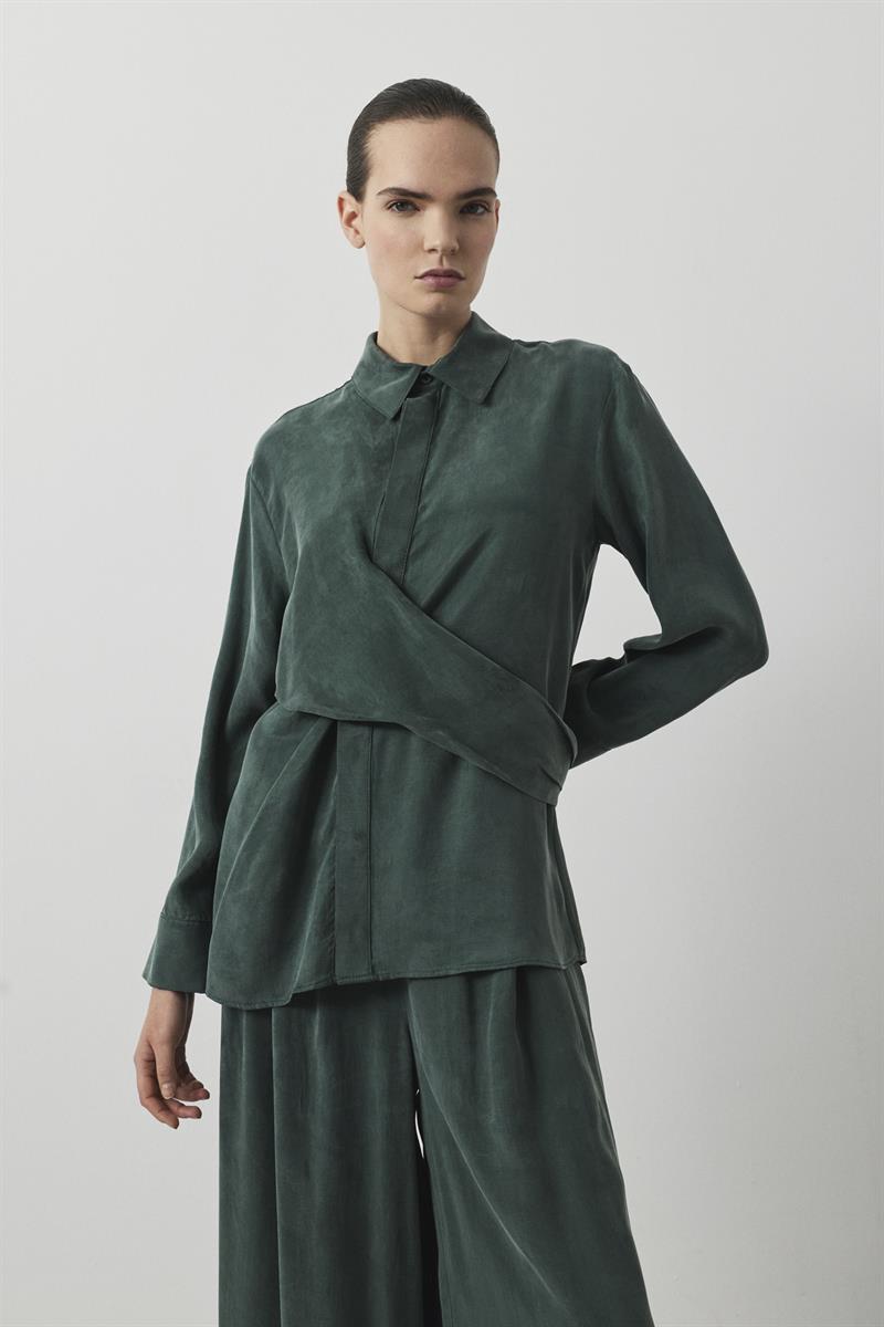 PASTEL TAŞLANMIŞ İPEK PANTOLONLU TAKIM HAKİ