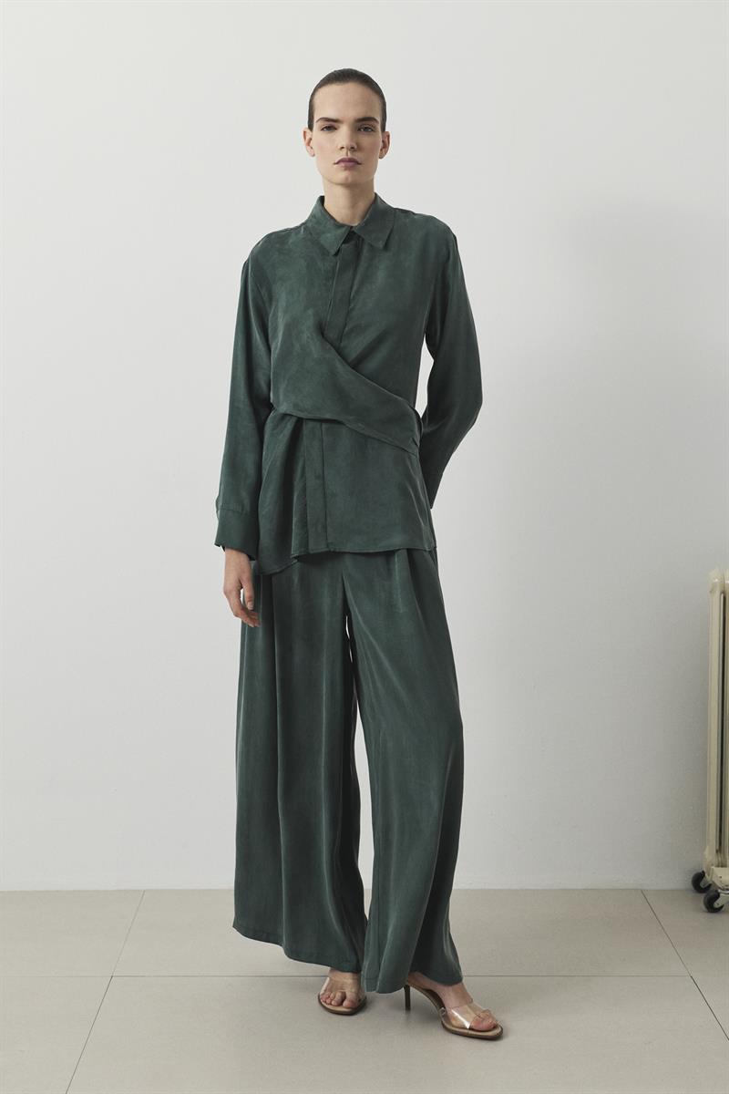 PASTEL TAŞLANMIŞ İPEK PANTOLONLU TAKIM HAKİ