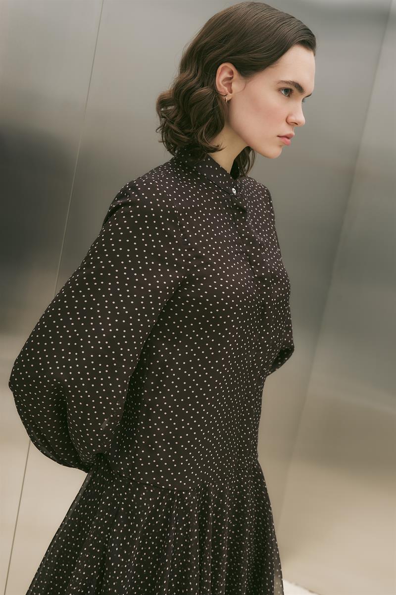 PUANTİYE DESENLİ ŞİFON KAT KAT ELBİSE KAHVE