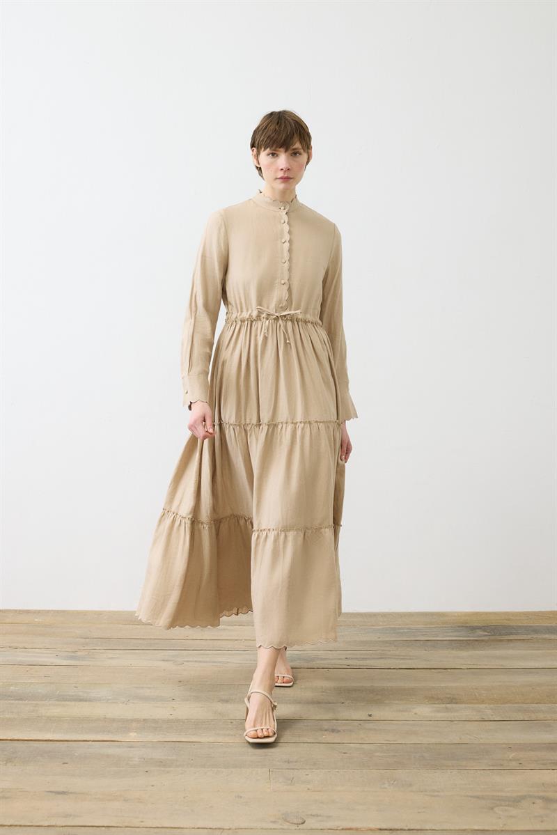 ROMANCE %100 KETEN DİLİM DETAYLI ELBİSE CAMEL