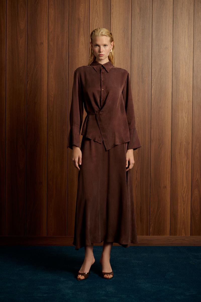 SOLE TAŞLANMIŞ İPEK BAĞLAMALI ETEKLİ  TAKIM KAHVE