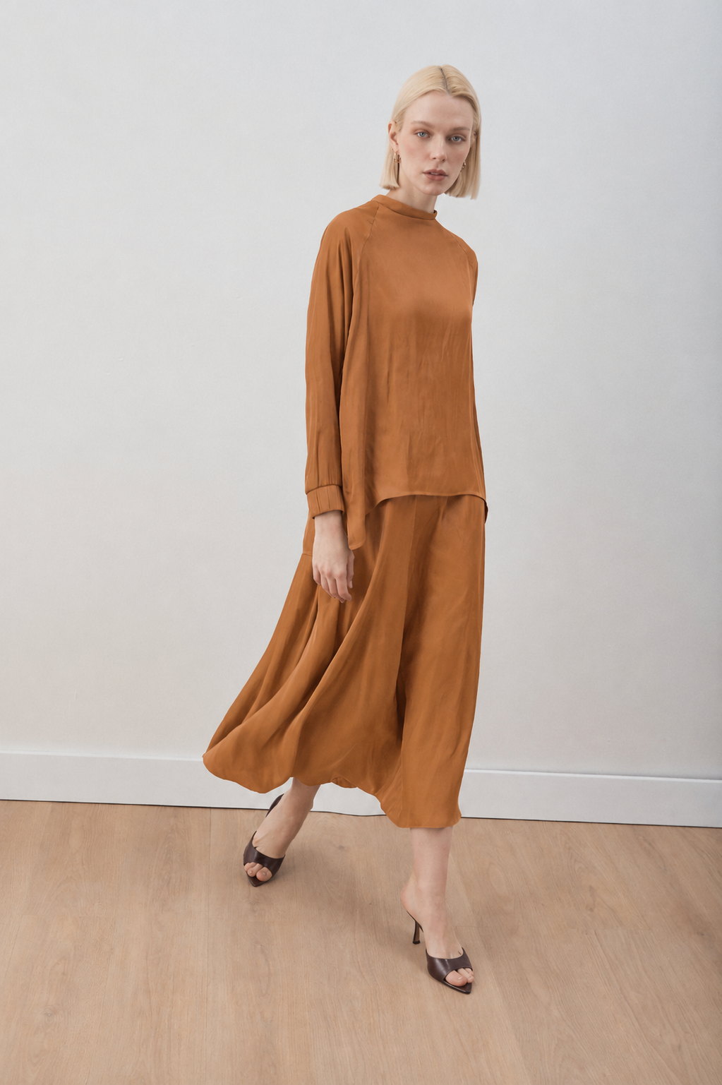 MİORİ RAMOS PREMIUM SATEN ETEKLİ TAKIM CAMEL