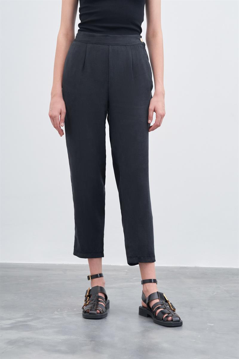 PRIME GROUND SILK CARROT PANTS BLACK