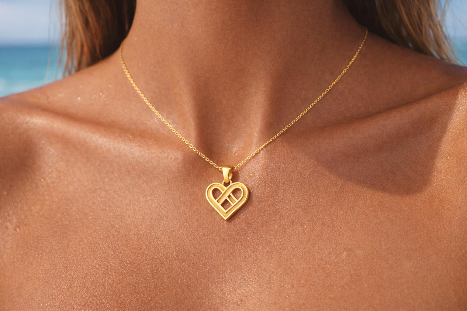 Likya & Mira Infinity Heart altın tonlu kolye, boyunda kullanım görünümü