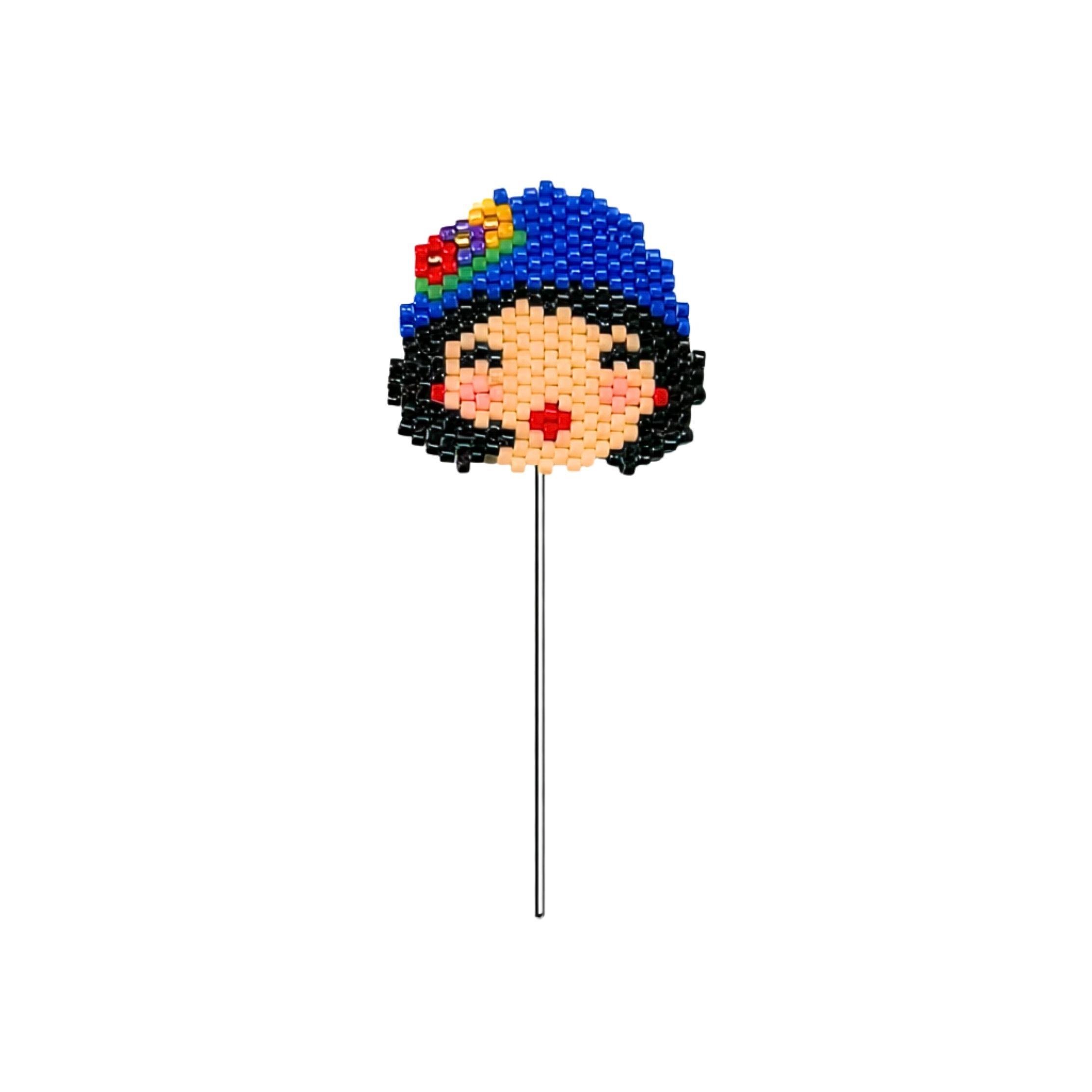 Saçları Bandanalı Yaka İğnesi