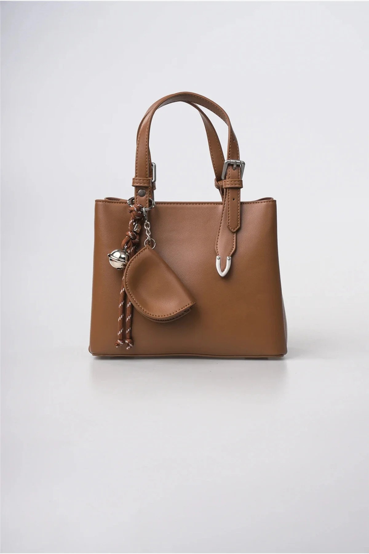 Ççs Kadın Deri Görünümlü Mini El ve Kol Çantası Kalp Charm ve Metal Toka Detaylı Şık Günlük Çanta Camel 18480