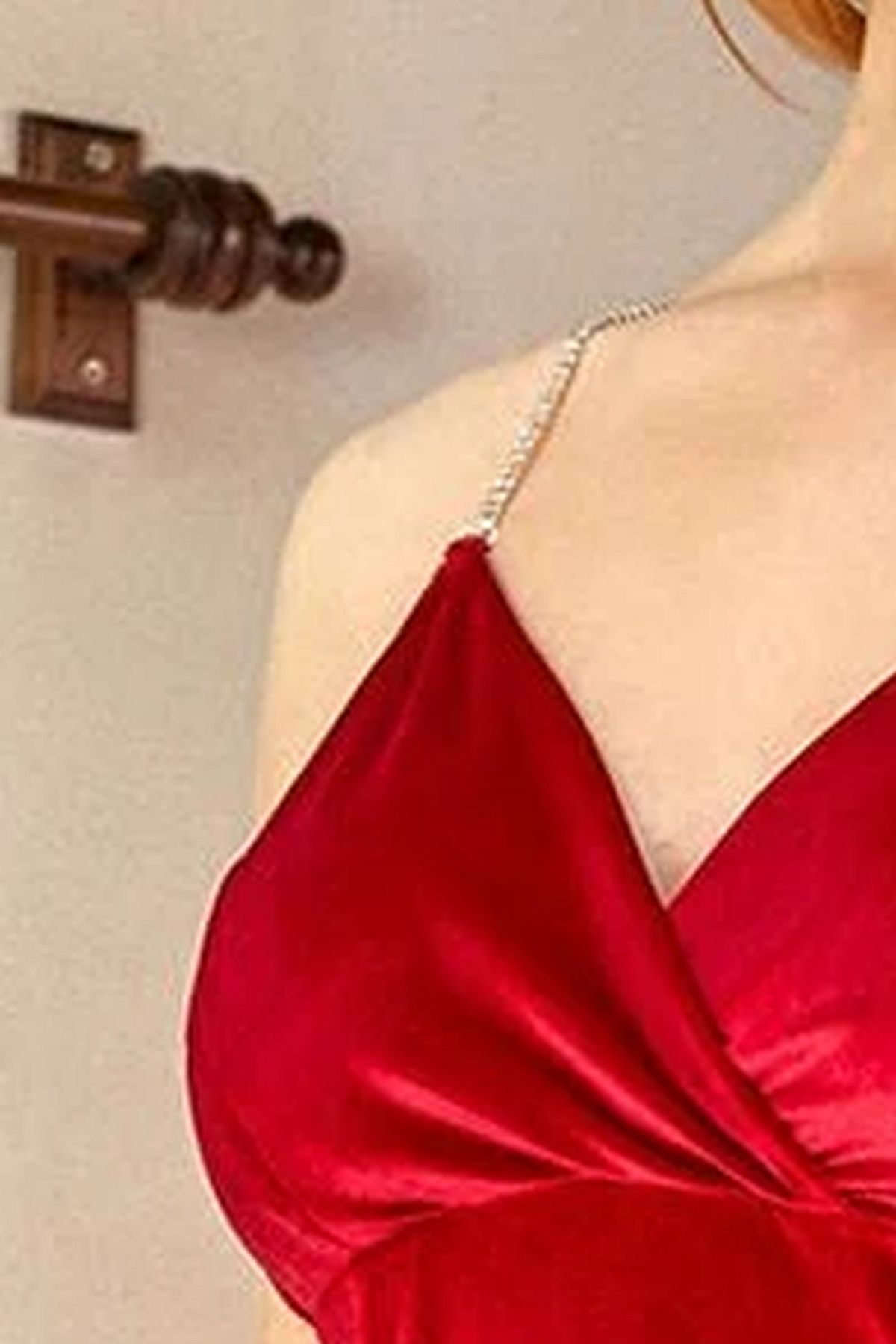 Cossy by Aqua 25033 Kadın Kadife Taş Askılı Yırtmaçlı Kruvaze Yaka Gecelik-Kırmızı