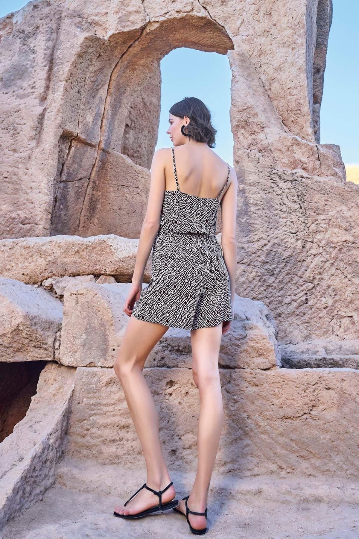 Monamise 23047 Kadın Etnik Desen İp Askılı Kısa Tulum-Siyah