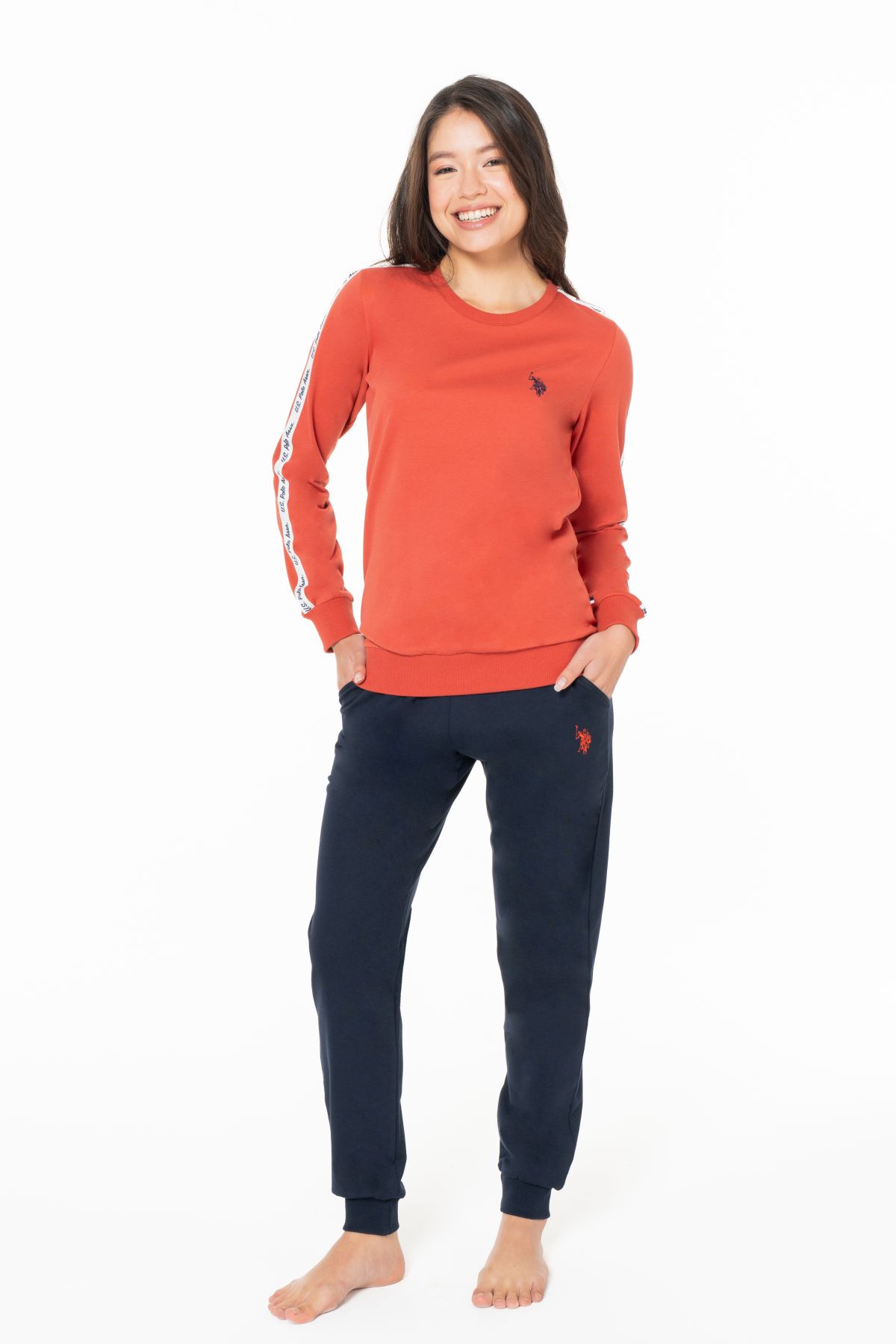 Eşofman TakımlarıU.s Polo Assn. 20120 Kadın Uzun Kollu Bisiklet Yaka Paçası Bantlı Rahat Ev Giyim-Kiremit | Pijamapazari.comU.s Polo Assn. 20120 Kadın Uzun Kollu Bisiklet Yaka Paçası Bantlı Rahat Ev Giyim-Kiremit