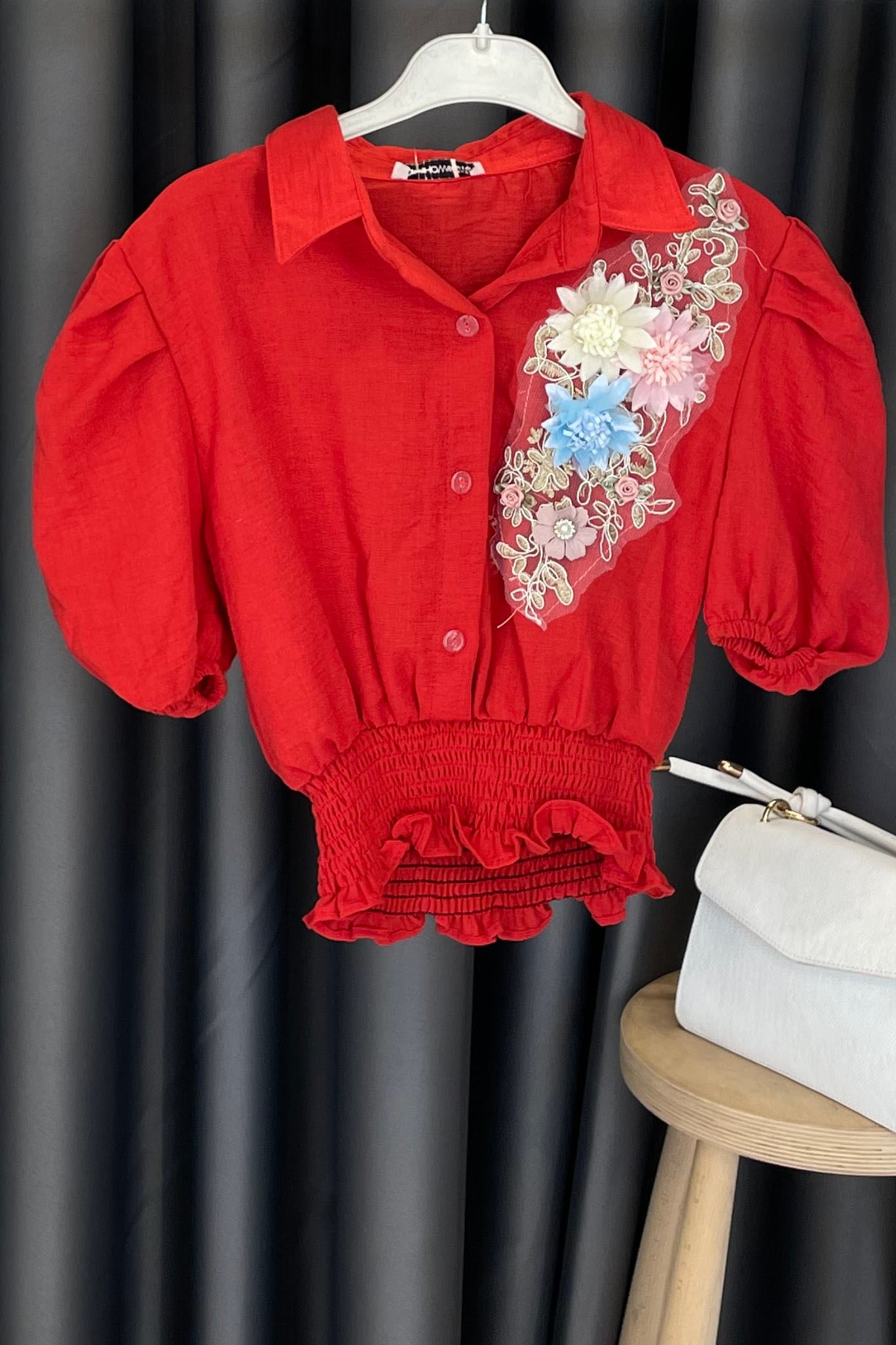 Göğsü Çiçek İşlemeli Balon Kol Gömlek - Kırmızı KIRMIZI