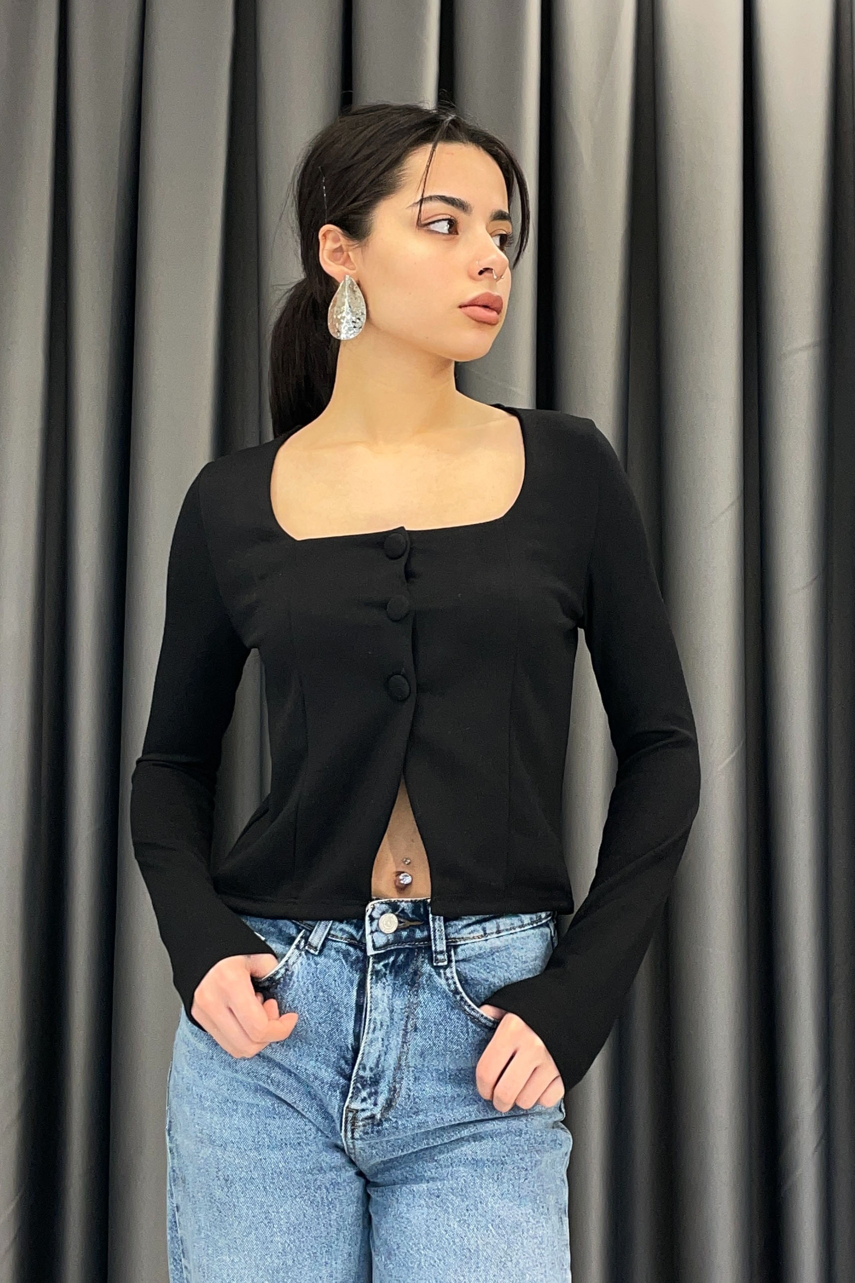 Kare Yaka Kaplama Düğmeli Bluz-Siyah SİYAH