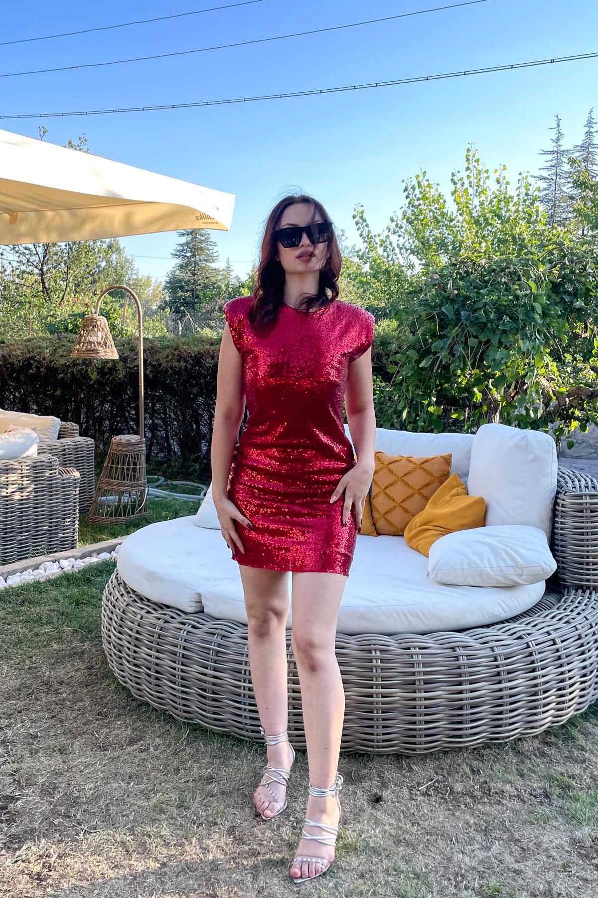 Omuz Vatkalı Arka Derin Yırtmaçlı Pullu Elbise - Kırmızı KIRMIZI