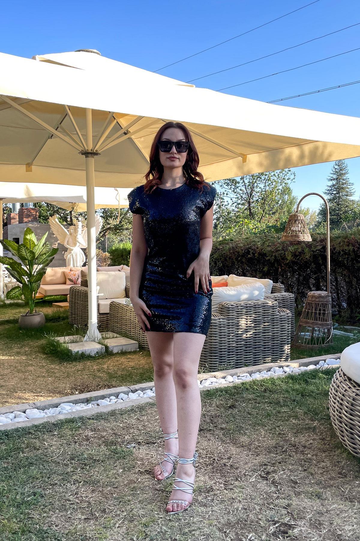 Omuz Vatkalı Arka Derin Yırtmaçlı Pullu Elbise - Siyah SİYAH