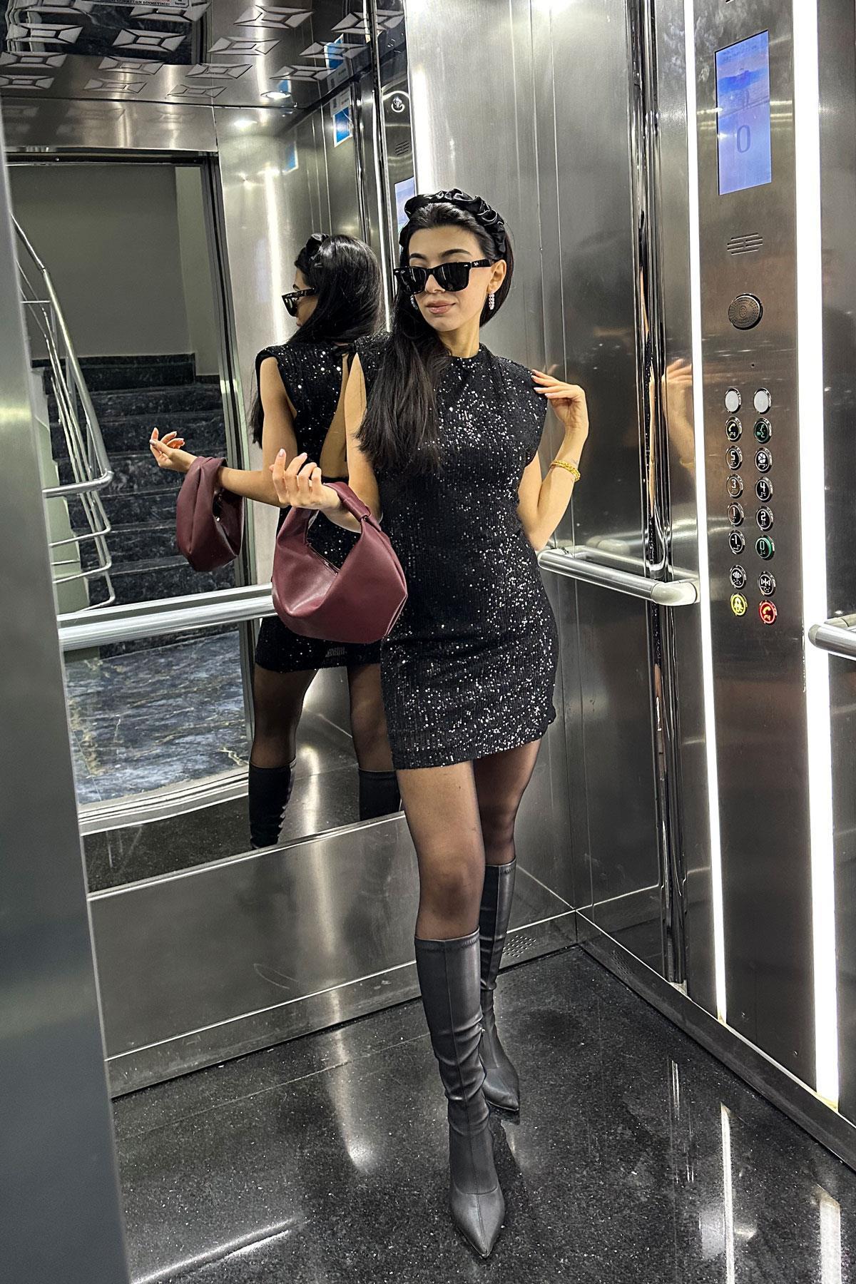 Omuz Vatkalı Arka Derin Yırtmaçlı Pullu Elbise - Siyah SİYAH