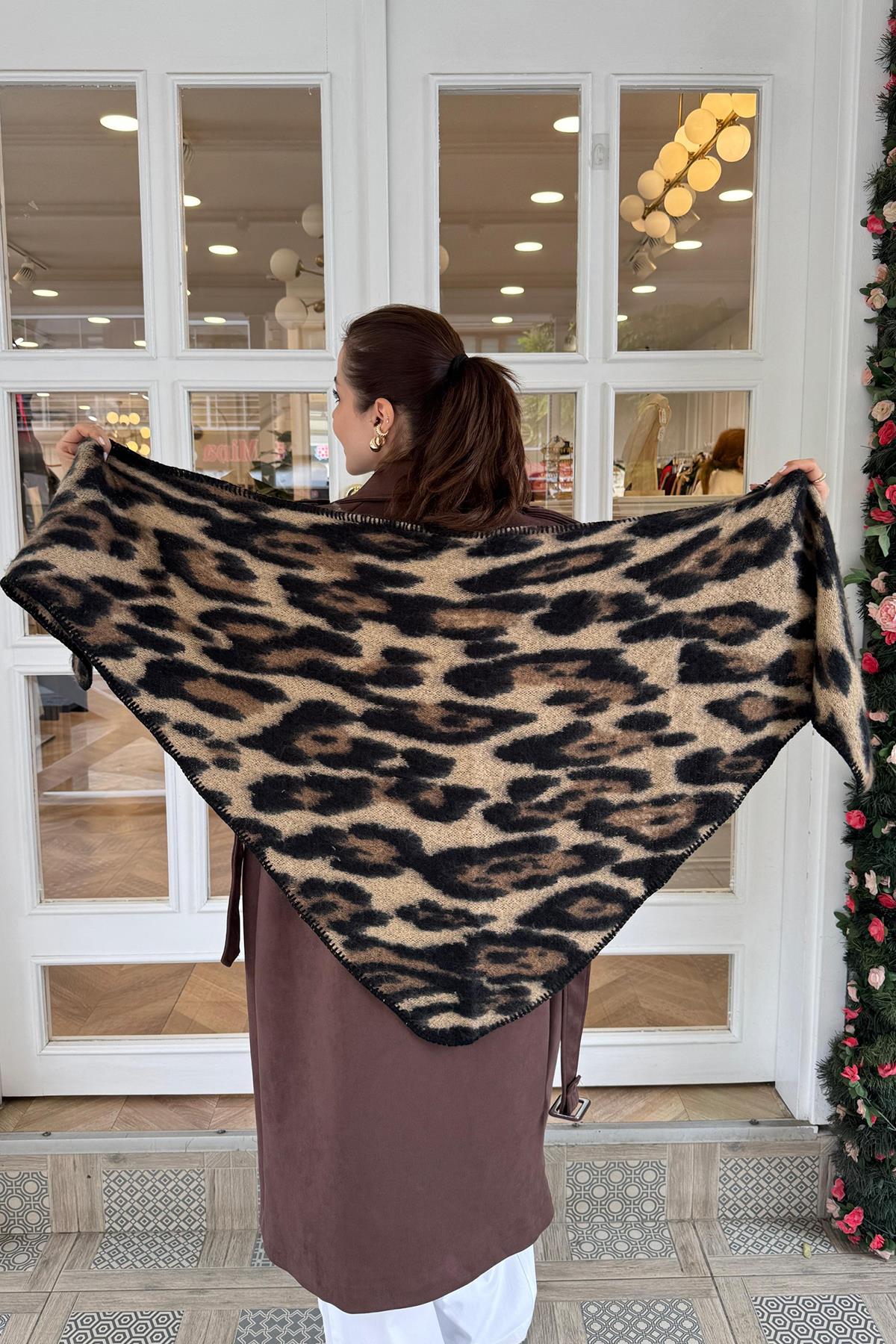 Kahverengi Leopar Desen Üçgen Şal