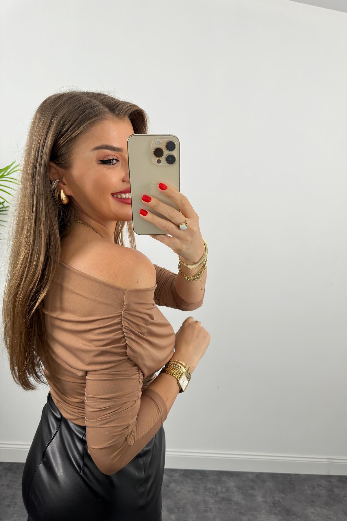 Kayık Yaka Drapeli Likralı Tasarım Bluz Camel