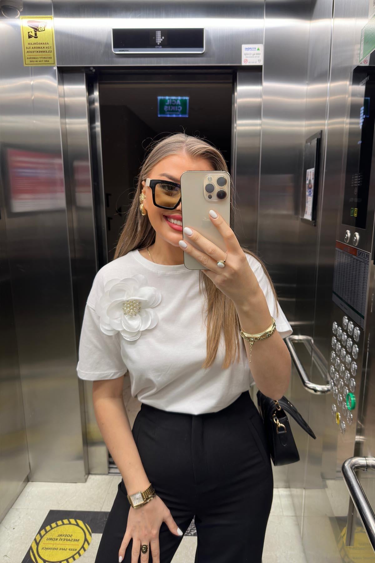 Lüx Kalite Çiçek Broşlu Tam Pamuklu Tasarım Tshirt Beyaz