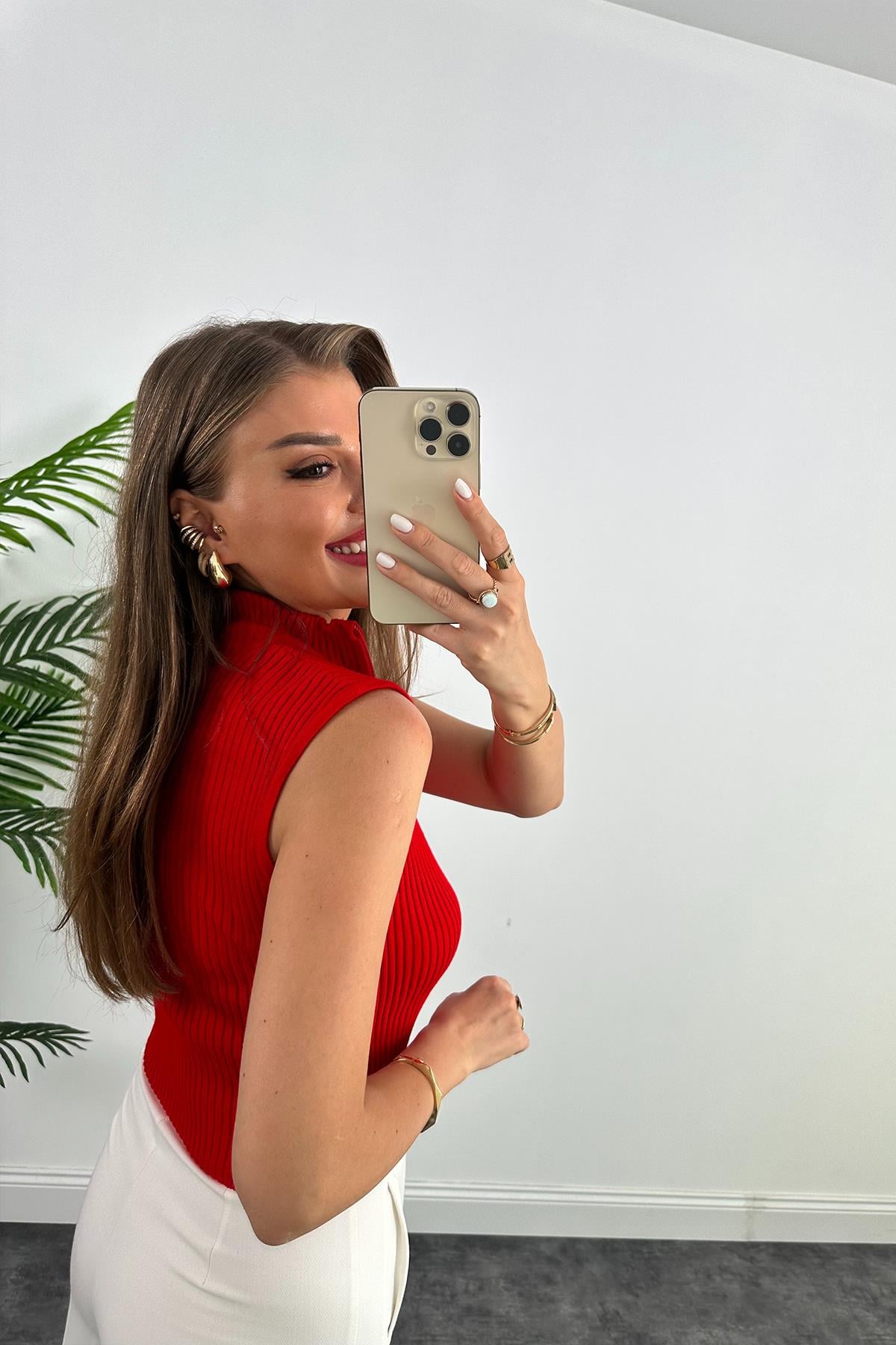 Lüx Marka Model Yakası Fermuarlı Kolsuz Triko Bluz Kırmızı