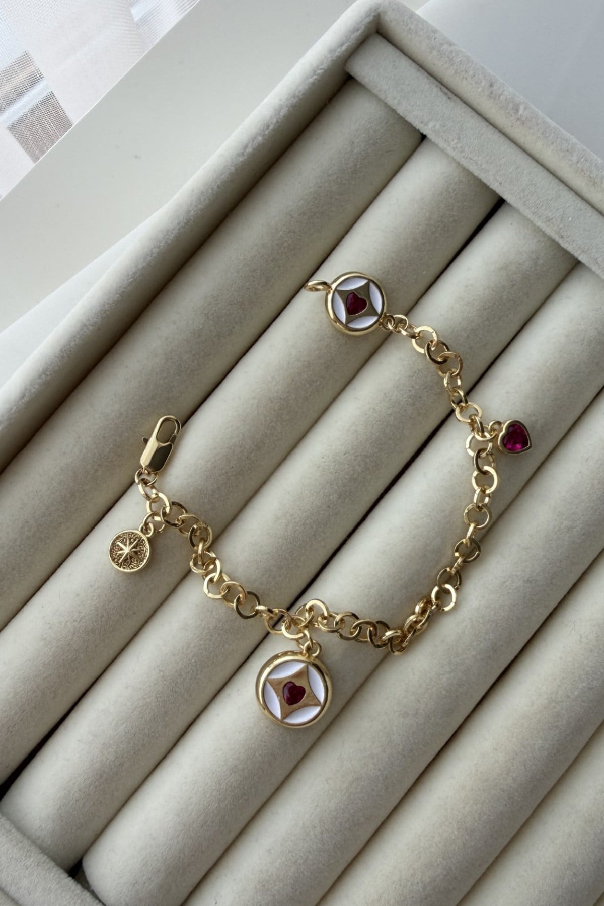 Özel Seri Marka Model Mineli Ortası Kalp Detaylı Plaka Sallantılı Bileklik 