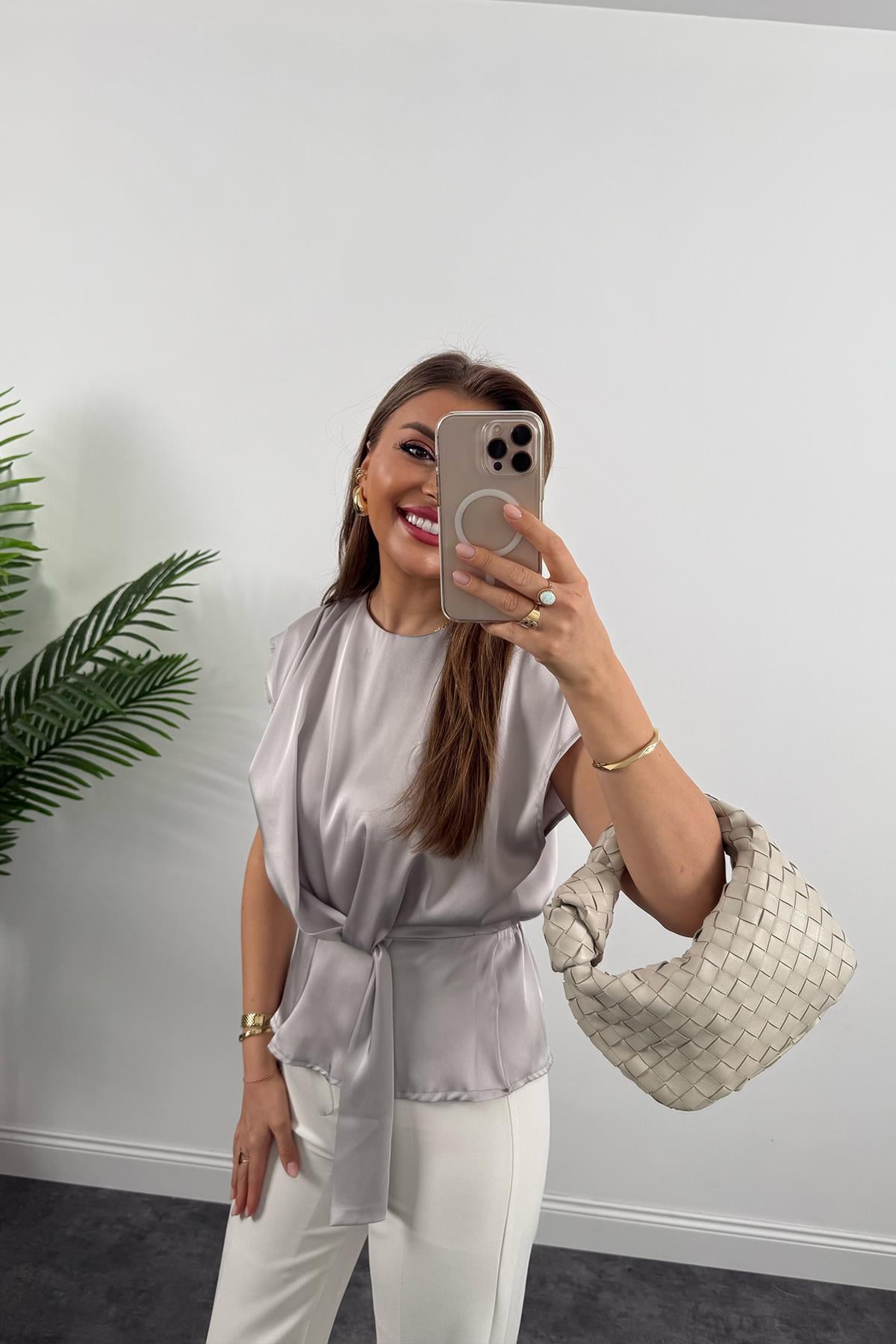 Premium Seri Bağcık Detaylı Dökümlü Bluz Gümüş Gri