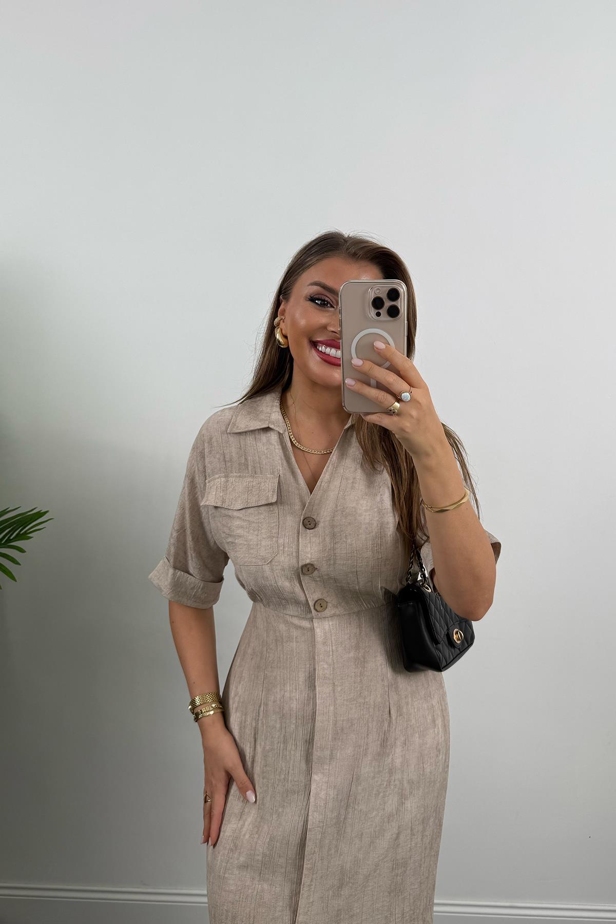 Premium Seri Beli Lastikli Ahşap Düğmeli Midi Boy Elbise Naturel Bej