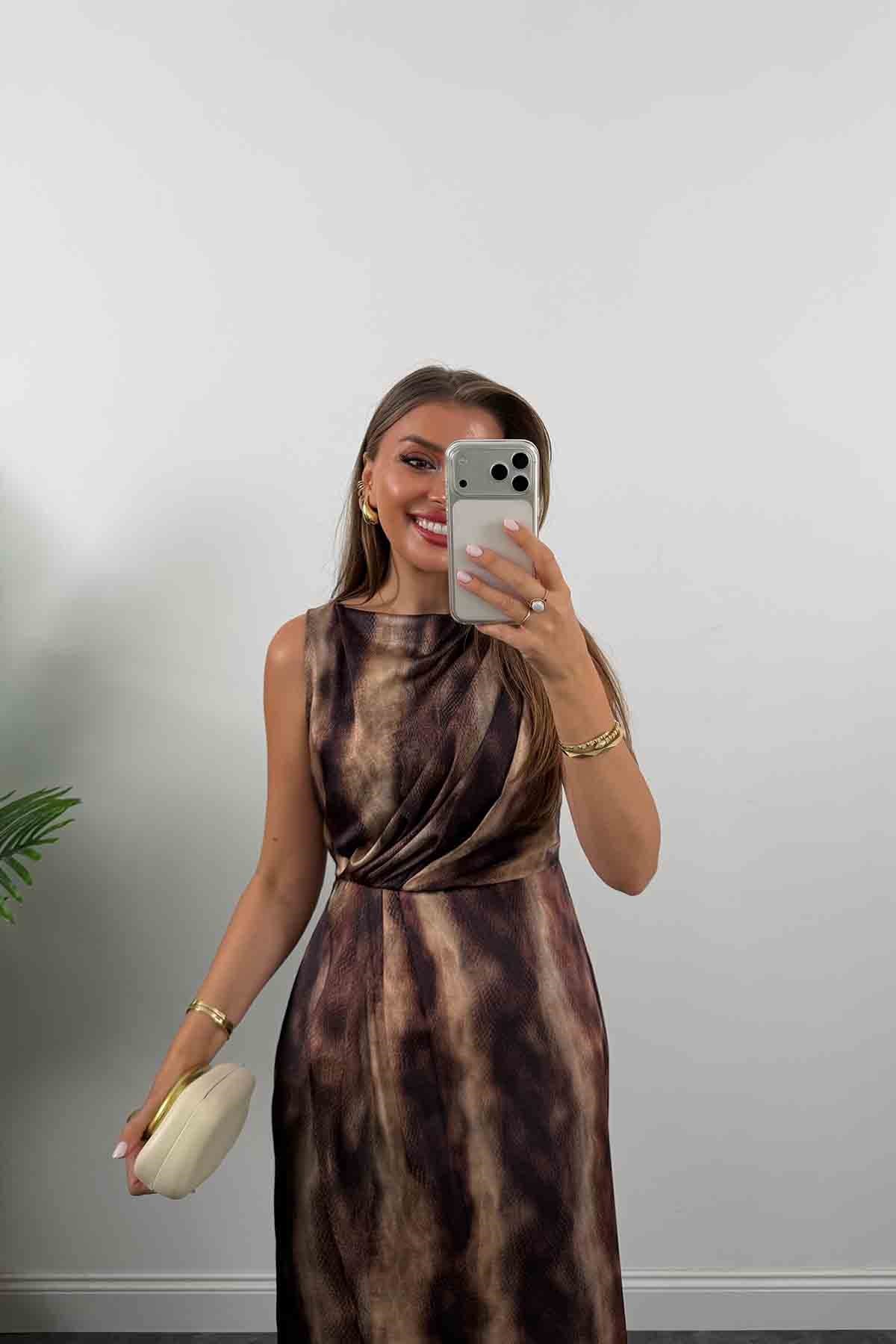 Premium Seri İpek Saten Drapeli Kahve Desenli Elbise