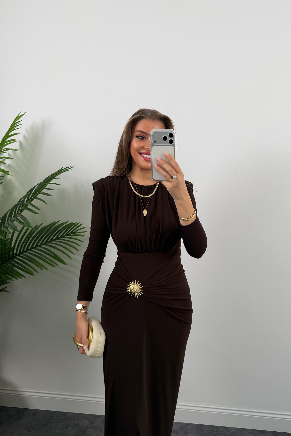 Premium Seri Likralı Drapeli Uzun Kol Gold Aksesuarlı Elbise Acı Kahve