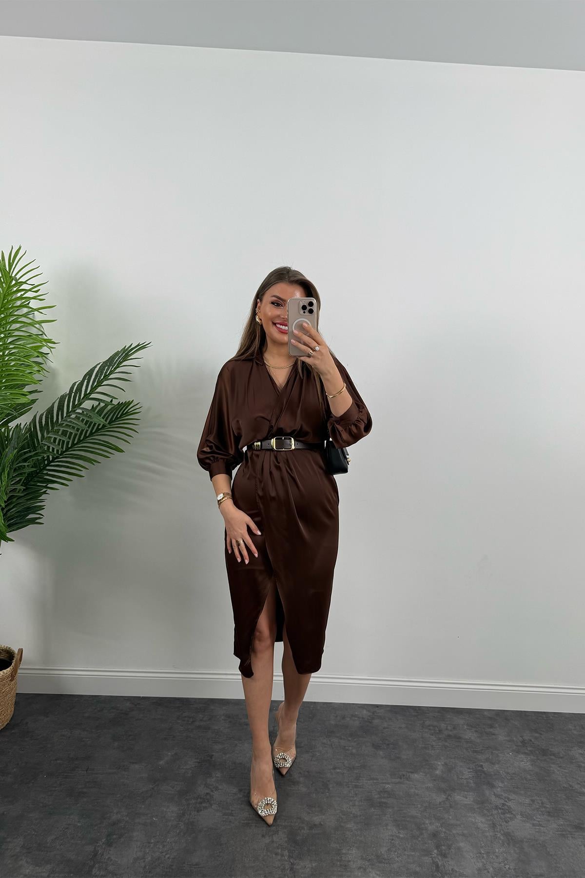 Premium Seri Midi Boy Kemerli Saten Anvelop Elbise Acı Kahve