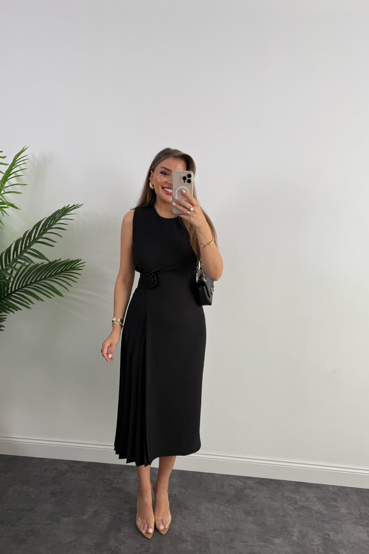 Premium Seri Yanı Pileli Gül Broşlu Midi Boy Tasarım Elbise Siyah