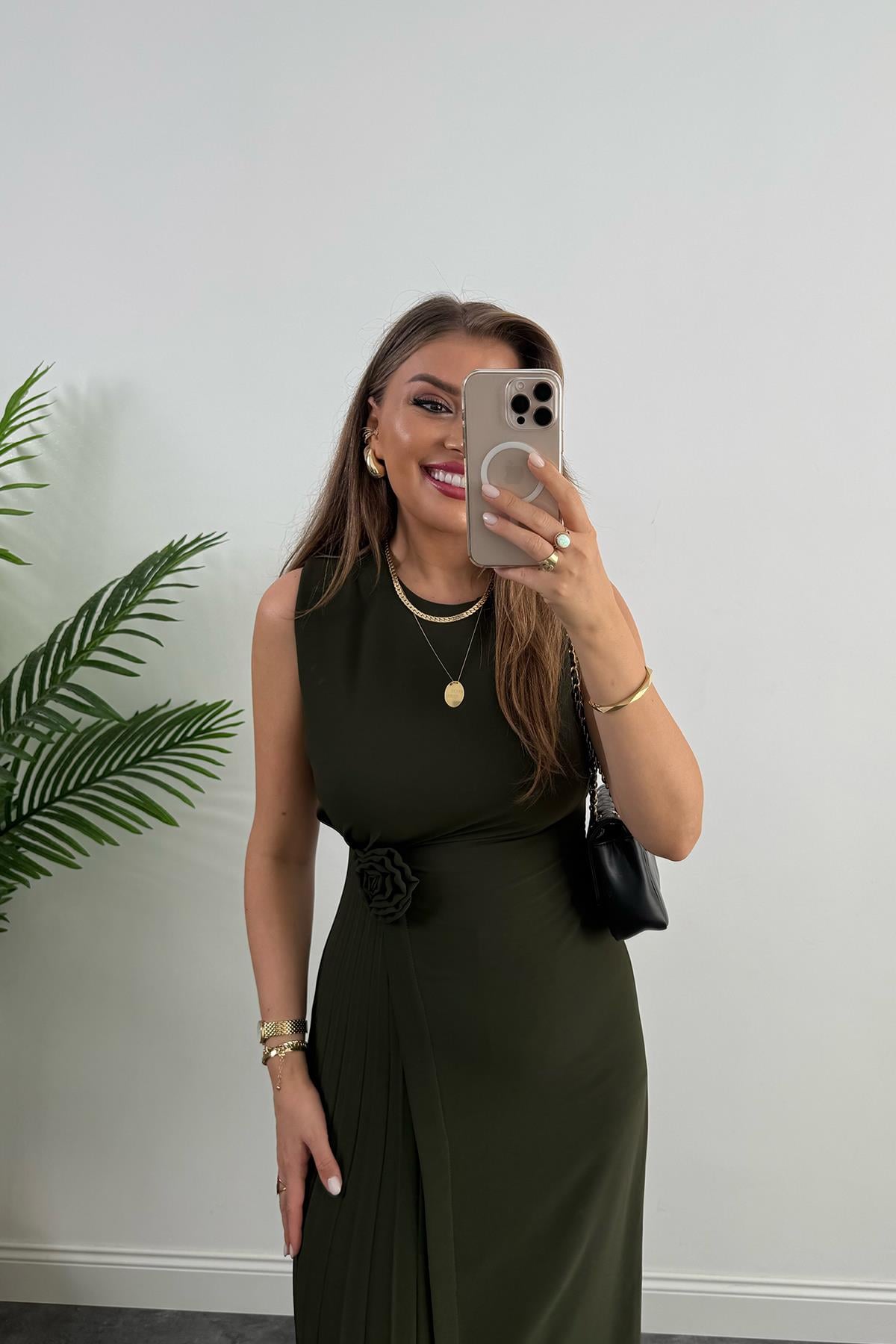 Premium Seri Yanı Pileli Gül Broşlu Midi Boy Tasarım Elbise Haki