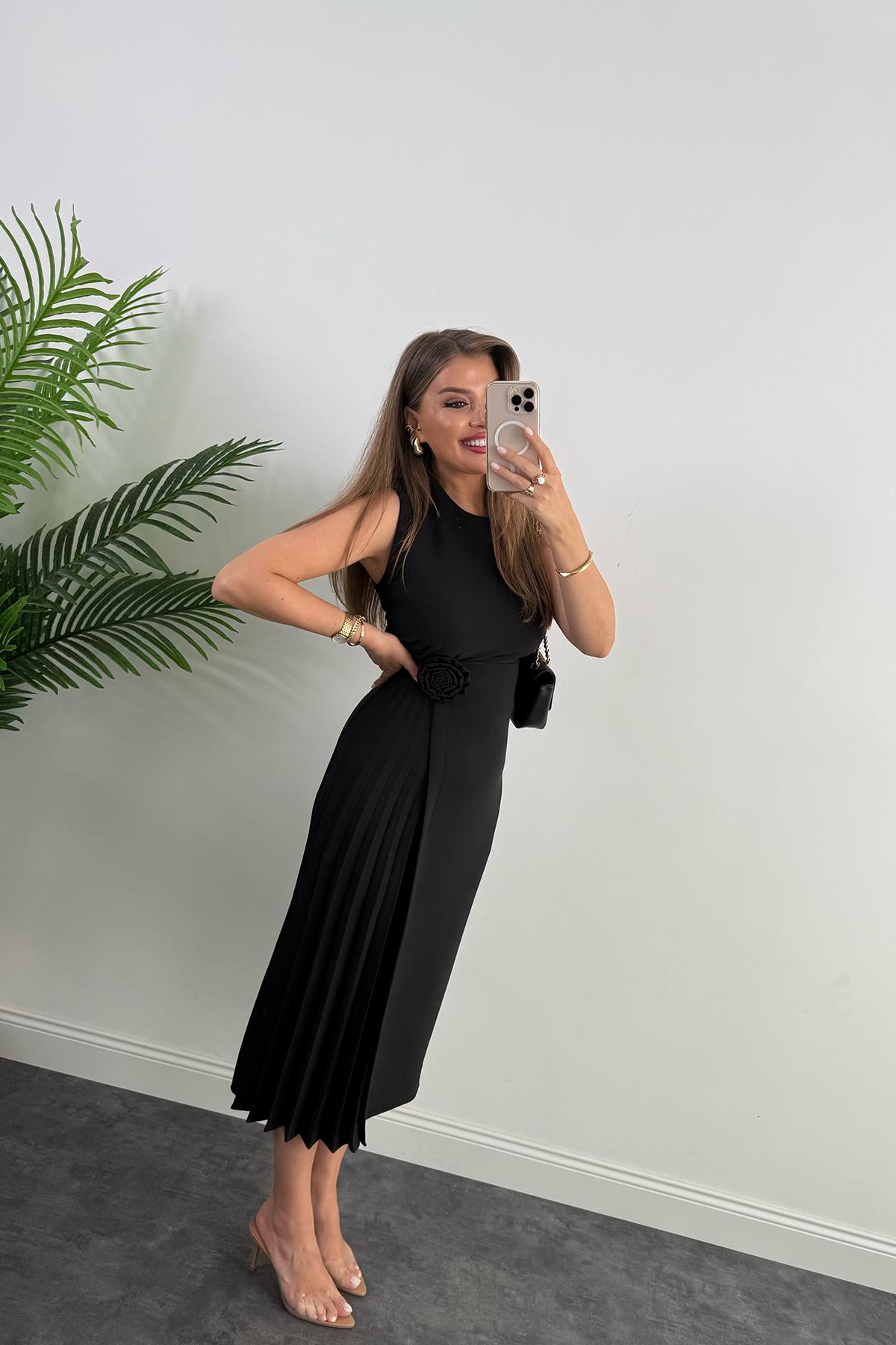Premium Seri Yanı Pileli Gül Broşlu Midi Boy Tasarım Elbise Siyah