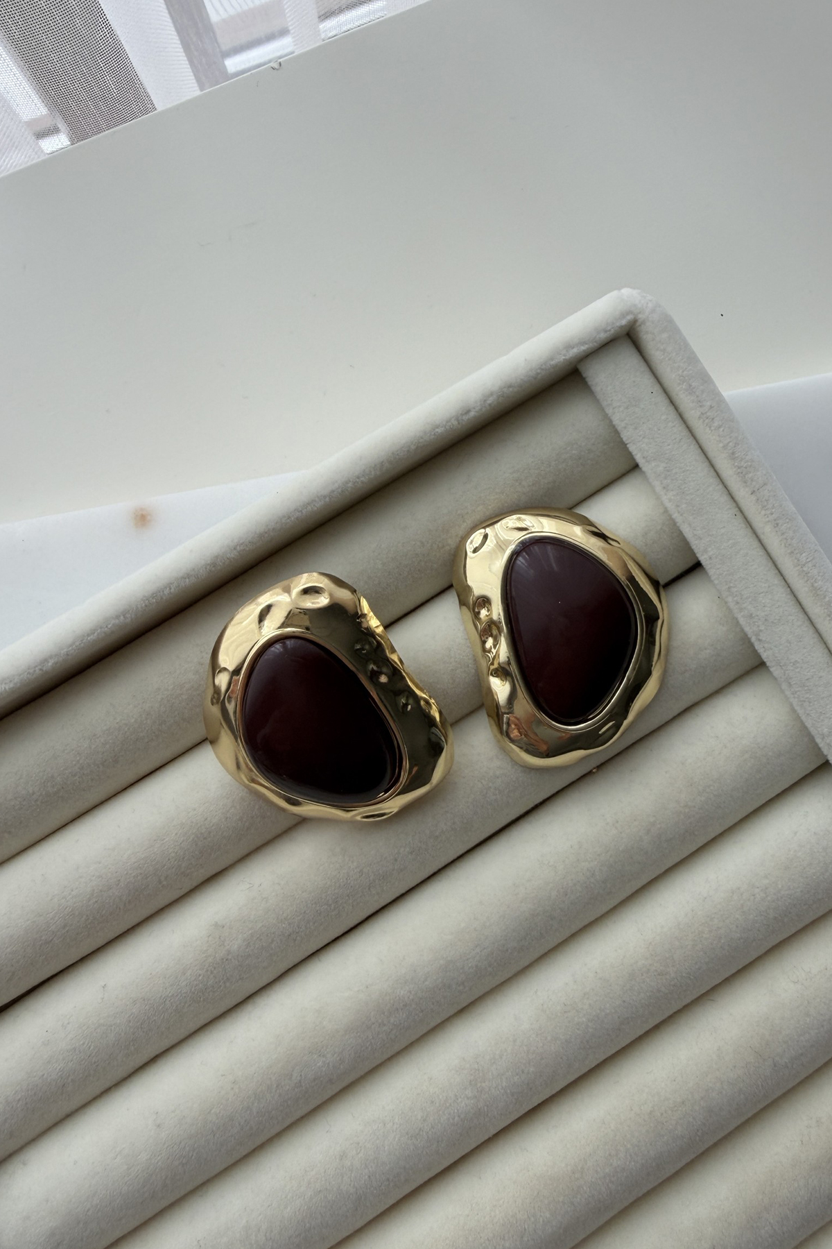 Reçine Detay Gold Asimetrik Küpe(Kahve)