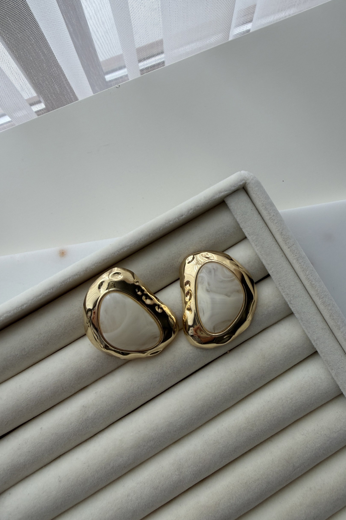 Reçine Detay Gold Asimetrik Küpe(Krem)