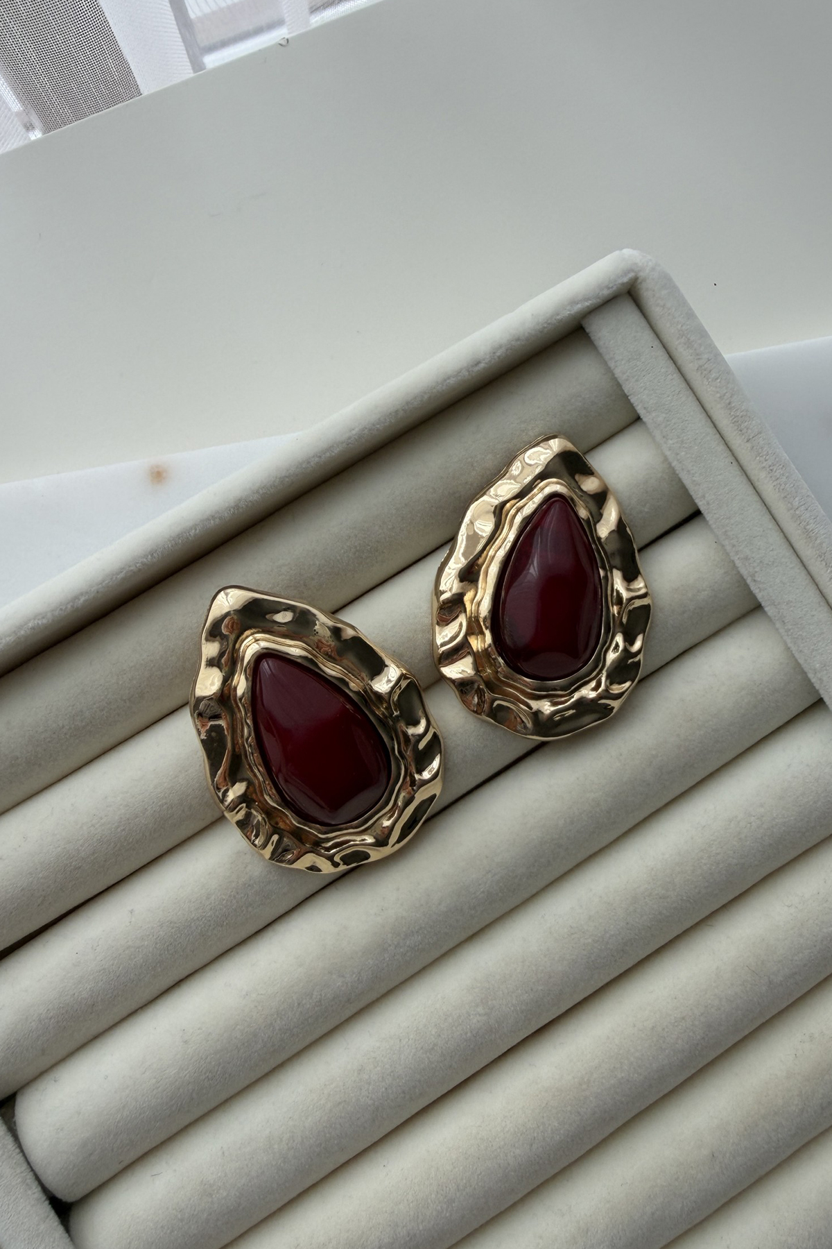Reçine Detay Gold Damla Küpe (Bordo)