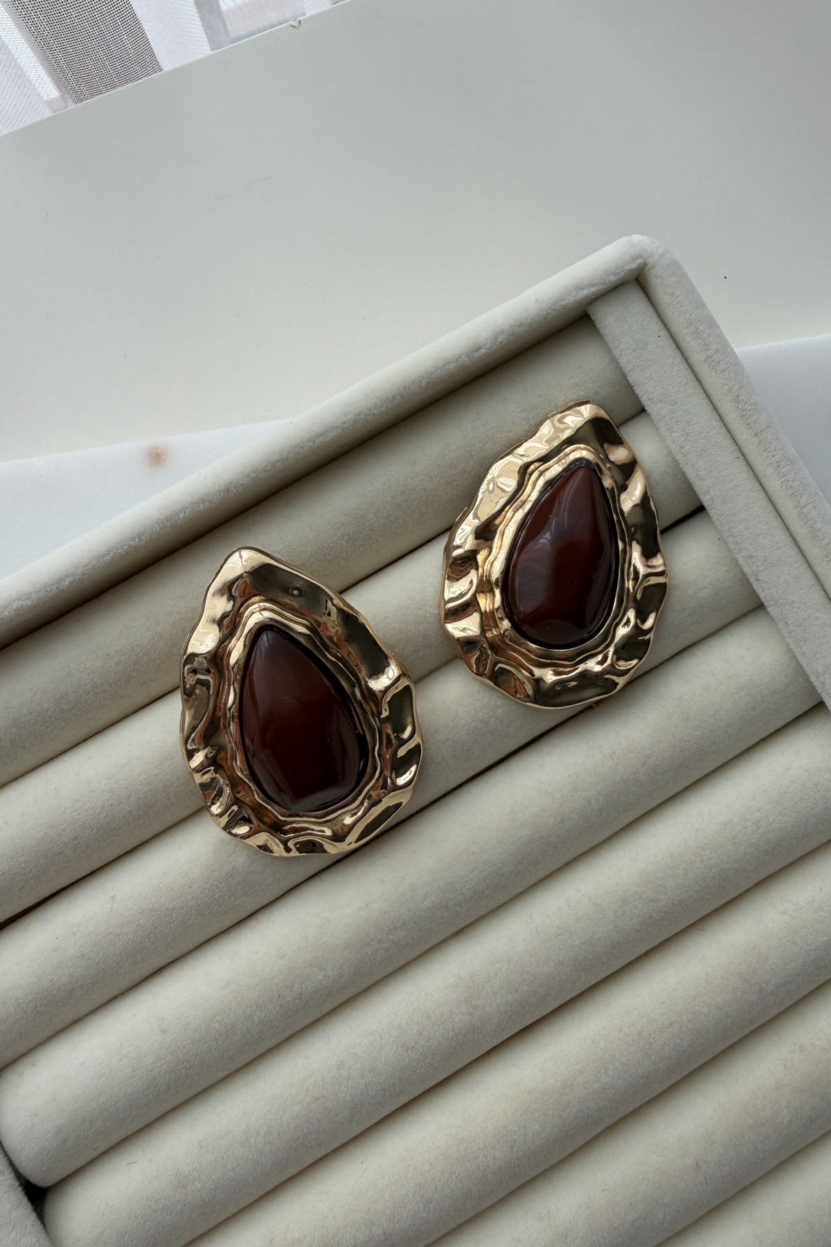 Reçine Detay Gold Damla Küpe(Kahve)
