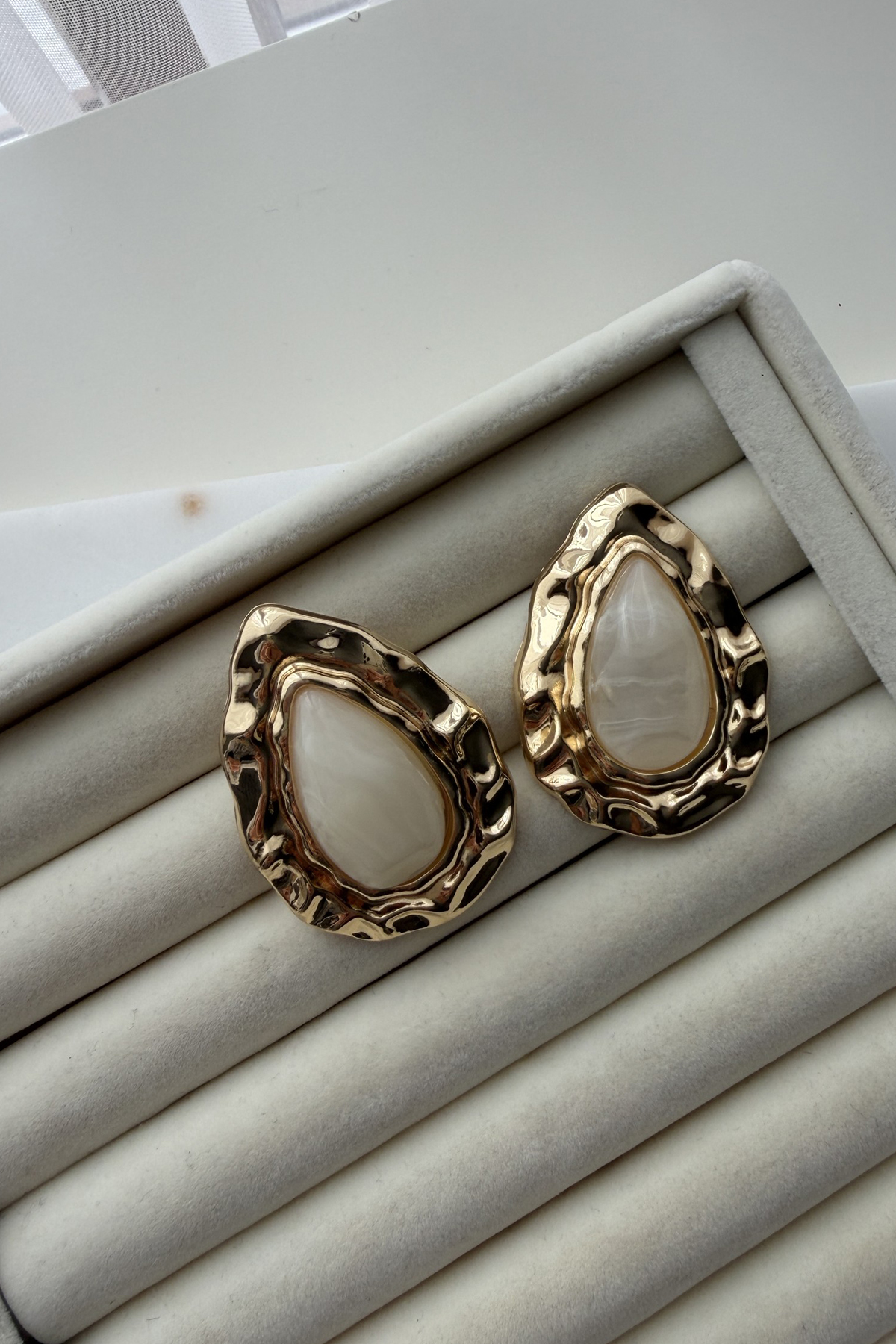 Reçine Detay Gold Damla Küpe(Krem)