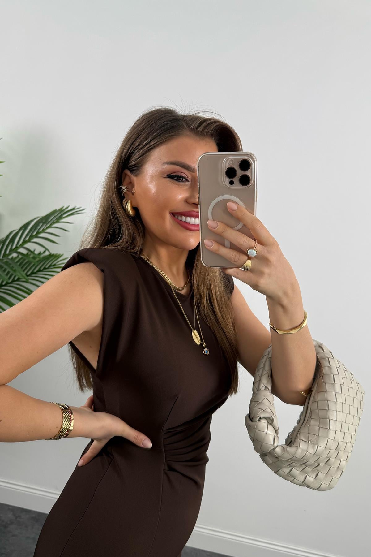 Vatkalı Drapeli Atlas Kumaş Midi Boy Yırtmaçlı Elbise Kahverengi