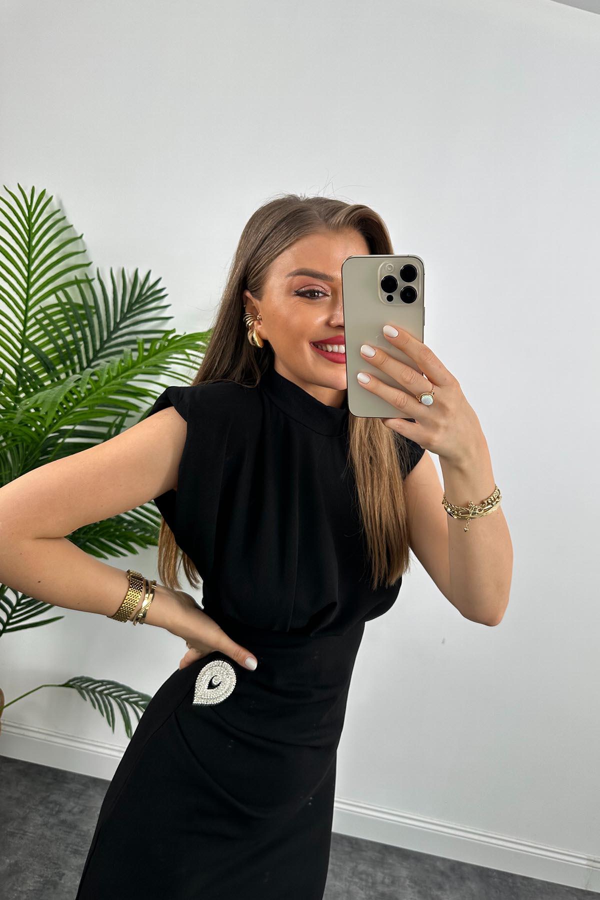 Vatkalı Likralı Broşlu Kalem Elbise Siyah