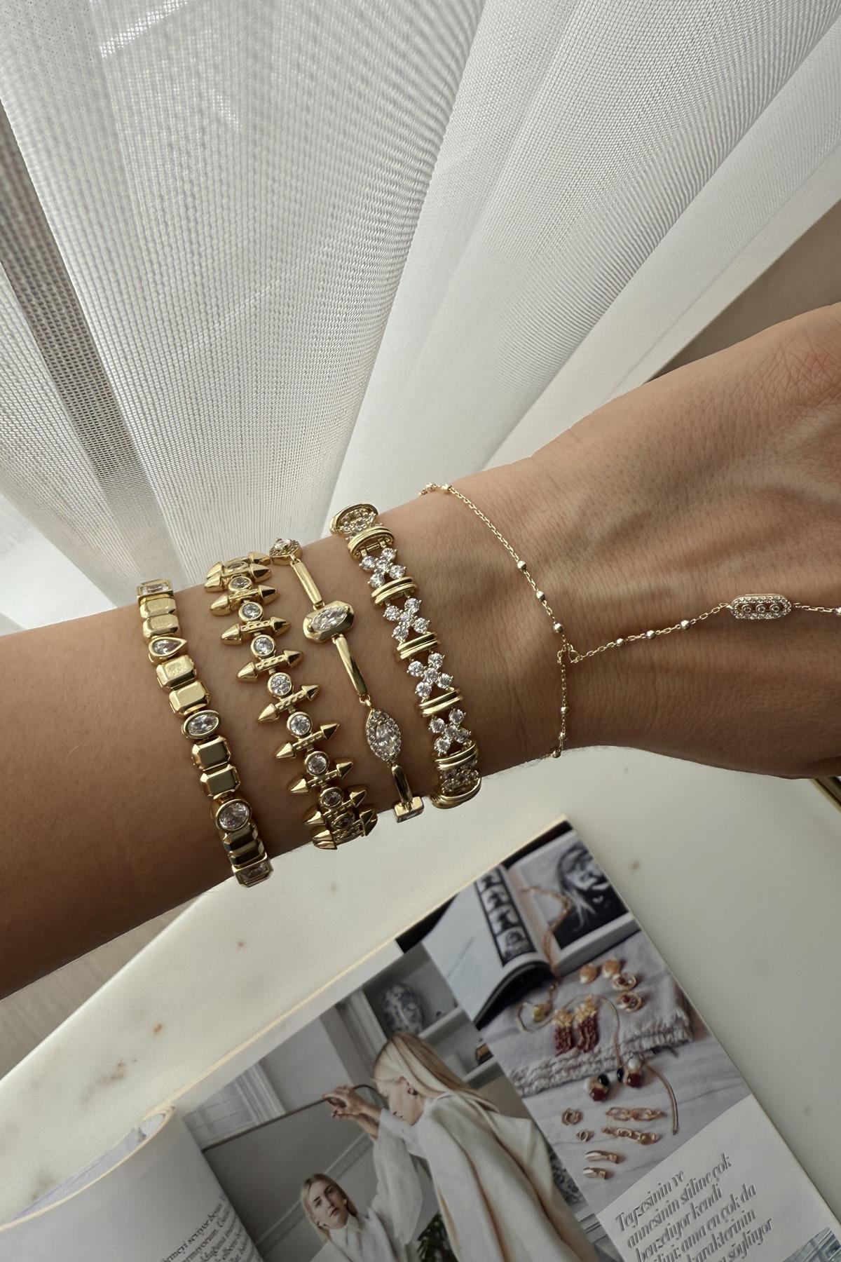 Xupıng Marka Model Taş Detaylı Gold Çivi Bileklik