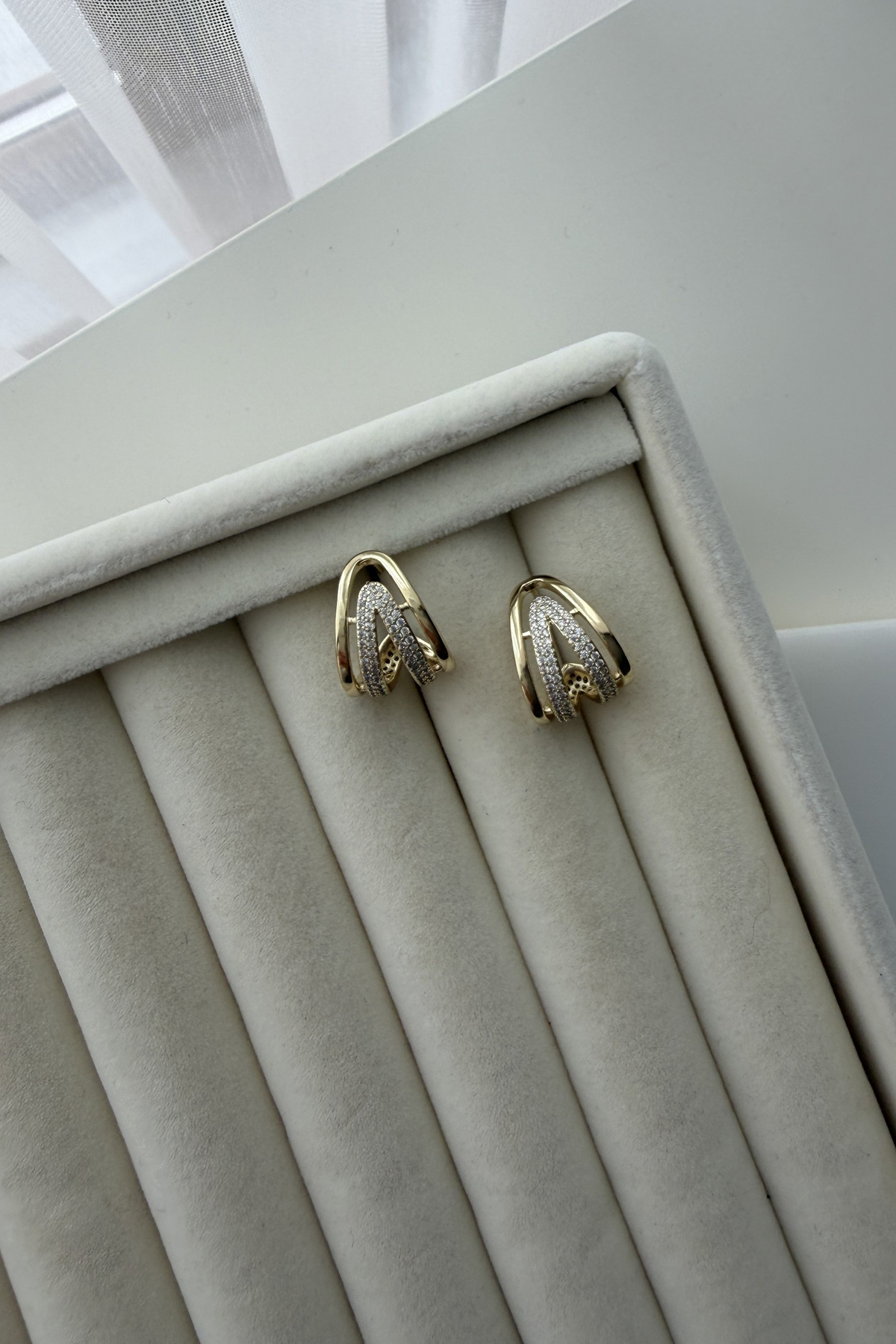 Xupıng Taş Ve Plaka Detaylı V Küpe