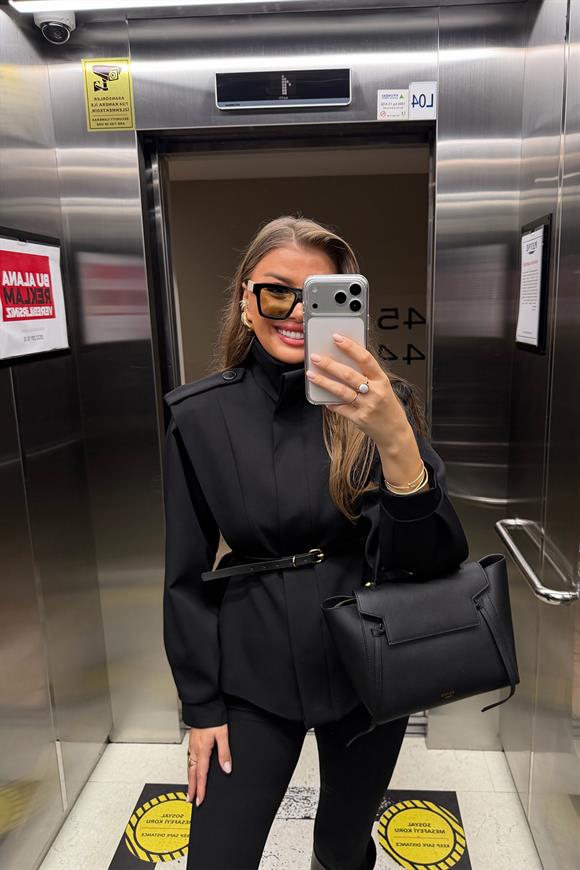 Dik Yaka Vatkalı Kemerli Tasarım Ceket Siyah