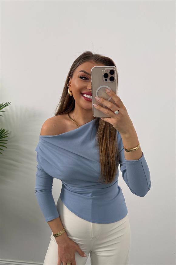 Düşük Omuz Drapeli Asimetrik Krep Bluz Pastel Mavi
