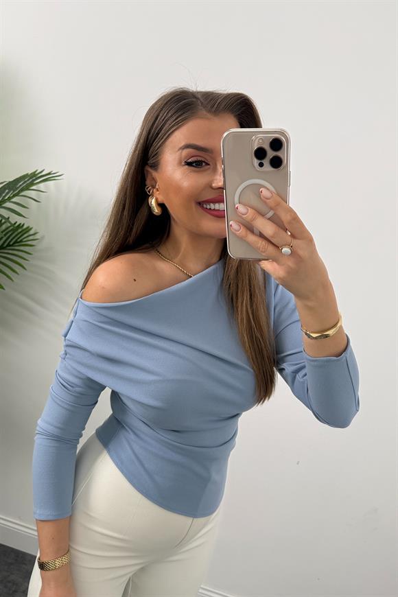 Düşük Omuz Drapeli Asimetrik Krep Bluz Pastel Mavi