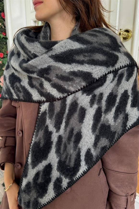 Gri Leopar Desen Üçgen Şal