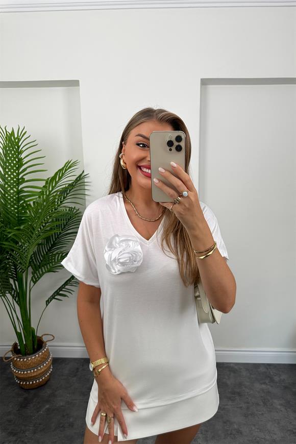 Gül Broşlu Tam Pamuklu V Yaka Basic Tshirt