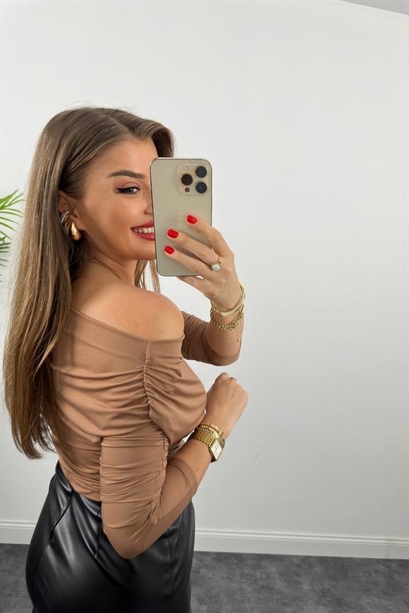 Kayık Yaka Drapeli Likralı Tasarım Bluz Camel