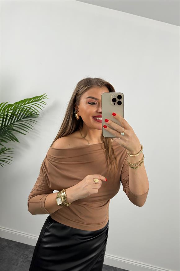 Kayık Yaka Drapeli Likralı Tasarım Bluz Camel