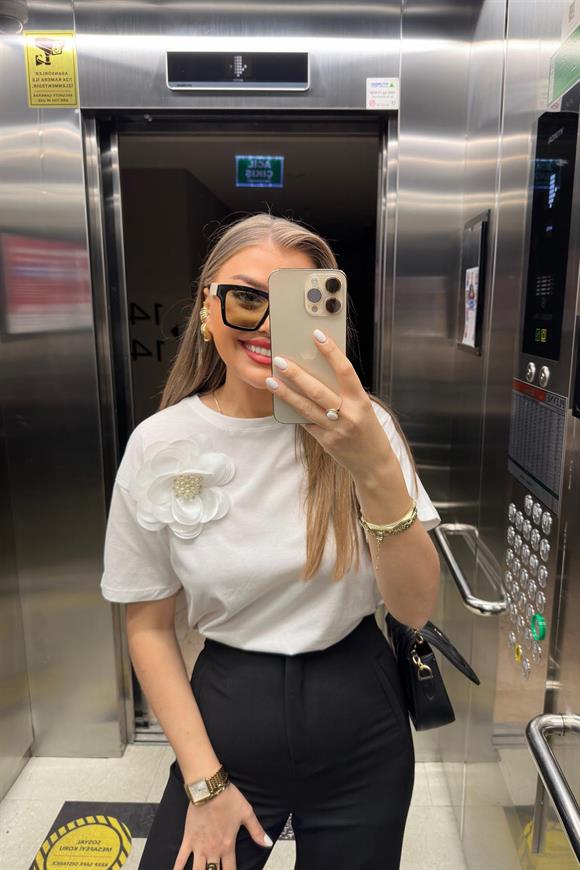 Lüx Kalite Çiçek Broşlu Tam Pamuklu Tasarım Tshirt Beyaz